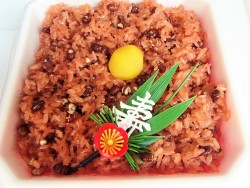 北海道産十勝小豆をふんだんに使った「つつみ」の「祝赤飯」一度食べればやみつきになる！！